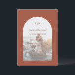 Camila Rust Arch Moderne bruiloft Kaart<br><div class="desc">Moderne huwelijksuitnodiging met uw monogram samen met uw details over uw favoriete foto binnen van een boog over een roestachtergrond. De sjabloon bevat een eenvoudige bedekking zodat de tekst over uw afbeelding kan shows en kan worden verwijderd in het ontwerpbewerkingshulpmiddel. Dit eenvoudige, maar toch elegante ontwerp met aardse woestijnkleuren is...</div>