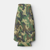 Camo Bottle Cooler – Woodland Beer Koozie (Voorkant)