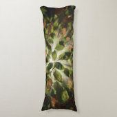 Camo Canopy - Een rustige bosvlucht Lichaamskussen (Voorkant Verticaal)