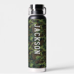 Camo Militair Camouflage Patroon Gepersonaliseerd Waterfles<br><div class="desc">Koel waterflesje met een camo en druk je aangepaste tekst op de voor- en achterkant af - voeg ook gemakkelijk extra tekst toe. Maakt een perfect geschenk voor tiener,  militaire,  moeders,  vaders,  of krijg er een voor jezelf voor al je werk,  sportactiviteiten en boodschappen in de stad.</div>