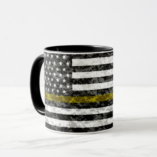 Camo Thin Yellow Line Flag Mok (Voorkant links)