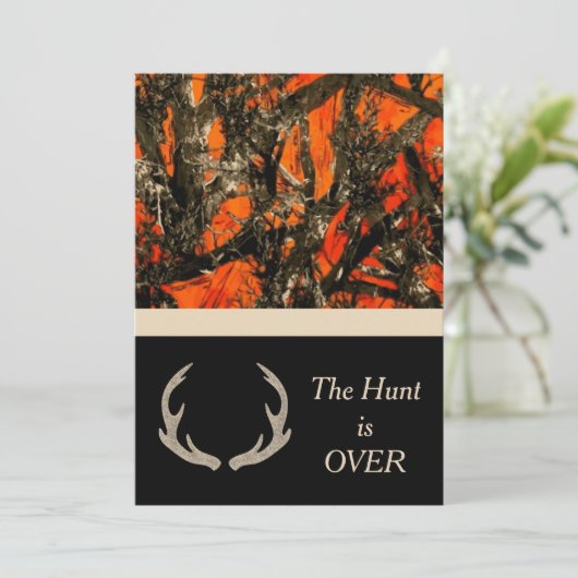 Camouflage bruiloft uitnodiging met herten hoorns. (Staand voorkant)