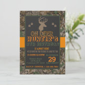 Camouflage Buck Deer Birthday Party Uitnodiging (Staand voorkant)
