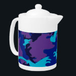 Camouflage Donkerblauw & Paarse Patroon Theepot<br><div class="desc">Personaliseer deze sjabloon met uw kunst of foto en pas het aan naar uw wens. Het product heeft een blauw en paarse camouflagepatroon.</div>