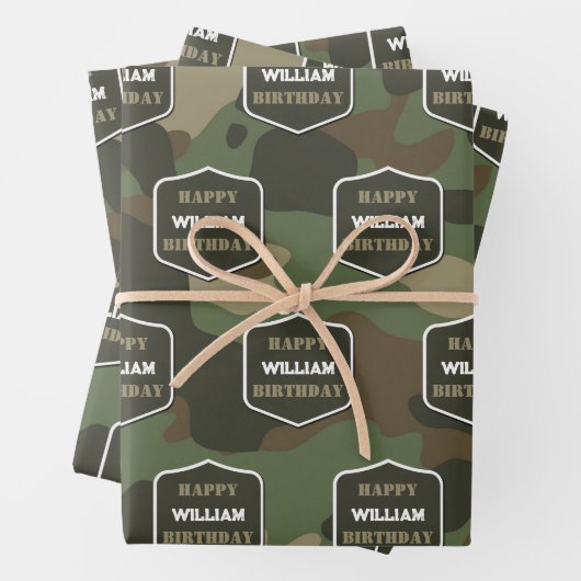 Camouflage Green Camo Army Monogram Birthday Naam Inpakpapier Vel (In situ)