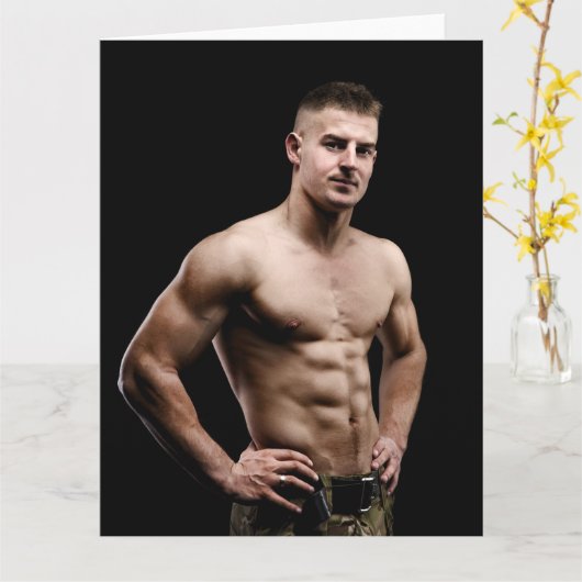 Camouflage Hot Guy Groetjes Kaart (Gele Bloem)