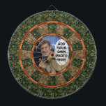 Camouflage Hunter Green - Oranje foto Dartbord<br><div class="desc">Dit jachtdartboard heeft een groen en bruin camopatroon en wisselende schaduwen van sinaasappel. Voeg om het even welk foto of afbeelding toe u aan het midden (het is ook beschikbaar in onze opslag zonder het fotomalplaatje als u zou willen) wilt. Dit is een geweldig spelbord voor buitenshuis, jagers en mannen...</div>