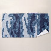 Camouflage Jeans achtergrond. gepotte denim Badhanddoek (Badhanddoek)