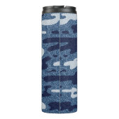 Camouflage Jeans achtergrond. gepotte denim Thermosbeker (Achterkant)