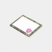 Camouflage + Roze Apple Monogrammed Teacher Post-it® Notes (Schuin)