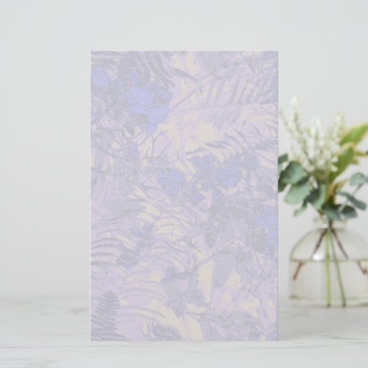 Camouflage tegen blauwe bloem briefpapier (Staand voorkant)