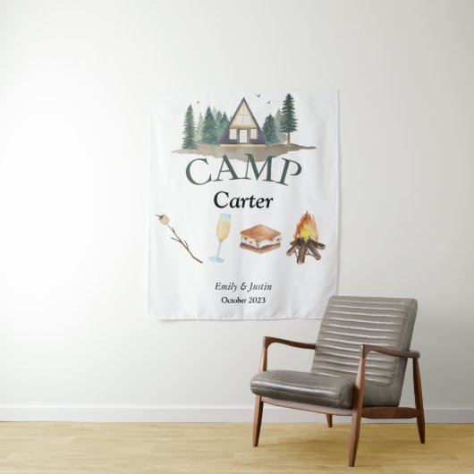 Camp Bachelor Bachelorette Wandkleed (In situ)