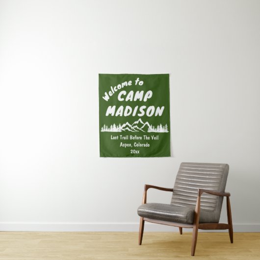 Camp Bachelorette Berg Camping Party Prop Sign Wandkleed (In situ)