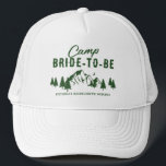 Camp Bachelorette Bruid to Be Trucker Pet<br><div class="desc">Schattige camping bachelorette pet voor de aanstaande bruid met een tekening van een camping met bergen,  bomen,  de maan,  en een tekst sjabloon die gemakkelijk te personaliseren is.</div>