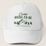 Camp Bachelorette Bruid to Be Trucker Pet<br><div class="desc">Schattige camping bachelorette pet voor de aanstaande bruid met een tekening van een camping met bergen,  bomen,  de maan,  en een tekst sjabloon die gemakkelijk te personaliseren is.</div>