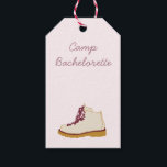 Camp Bachelorette Decor Cadeaulabel<br><div class="desc">Laat natuur uw gids zijn voor de campingreisinrichting. Gebruik natuurlijke elementen zoals pinecones, bladeren en wilde bloemen om rustieke charme aan uw omgeving toe te voegen. Neem ze op in middelpunten, bloemstukken, en zelfs als onderdeel van tafelinstellingen voor een authentiek buitengevoel. Vergeet de essentie voor een geslaagde kampeerreis niet. Stel...</div>