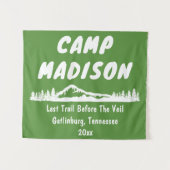 Camp Bachelorette Mountain Trip Camping Prop Sign Wandkleed (Voorkant (horizontaal))