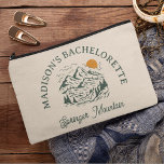 Camp Bachelorette Retro Mountain Aangepaste naam Etui<br><div class="desc">Sla het laatste spoor voor de sluier en vier je vrijgezellenfeestweekend met deze leuke camper bachelorette make-up cosmeticazakje,  aangepast met jouw tekst en naam van keuze op de achterkant.</div>