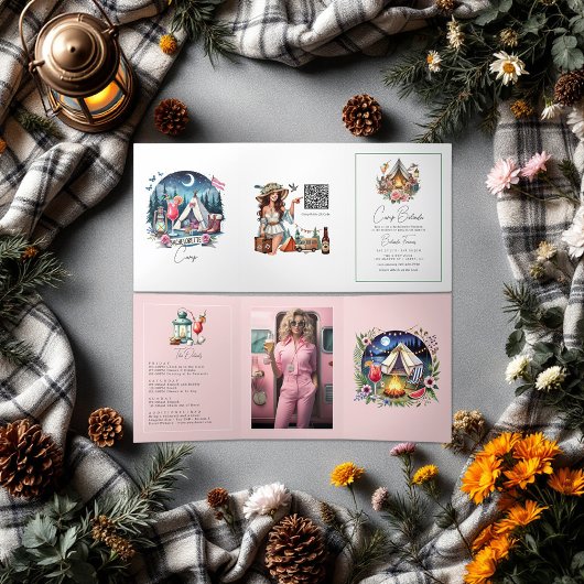 Camp Bride Bachelorette Weekendfoto en QR-code Drieluik Uitnodiging