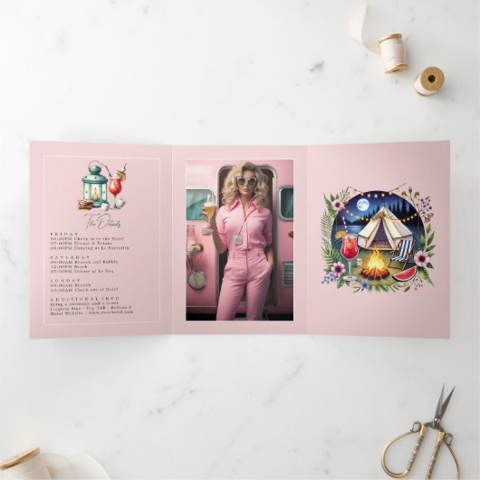 Camp Bride Bachelorette Weekendfoto en QR-code Drieluik Uitnodiging (Binnen)