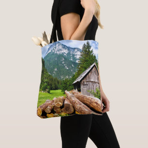 Camp in het bos met bergen tote bag