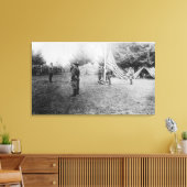 Camp Lewis, WA - Soldaten die Amerika neerhalen Canvas Afdruk (Insitu (Woonkamer))