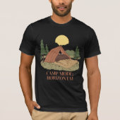 CAMP MODE: HORIZONTAL.” – LAZY CAMPER TEE T-SHIRT (Voorkant)