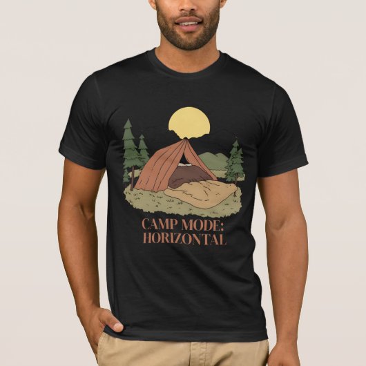 CAMP MODE: HORIZONTAL.” – LAZY CAMPER TEE T-SHIRT (Voorkant)