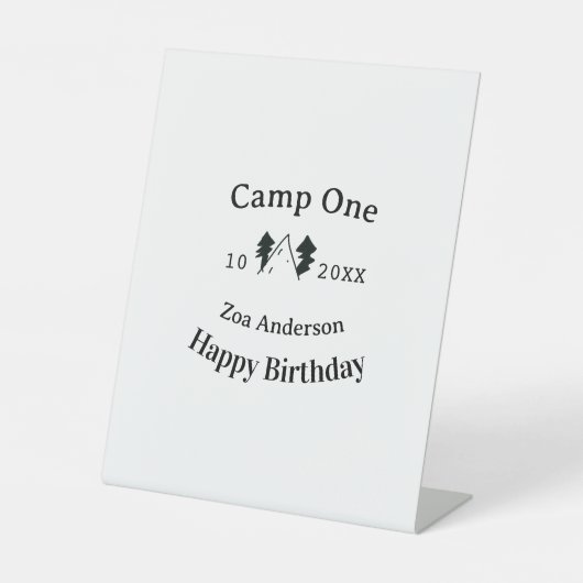 Camp one happy birthday name date campingadventure reclamebord met voetstuk (Voorkant)