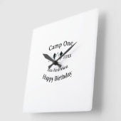 Camp one happy birthday name date campingadventure vierkante klok (Hoek)