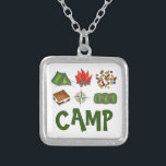 CAMP Tent Campfire Compass Camping Smores Ketting<br><div class="desc">Ketting bevat een originele markeringsillustratie van camping-themed items,  zoals een kampvuur,  smores,  trailmix,  tent,  compass en slaapzak,  met CAMP in een leuk lettertype.</div>