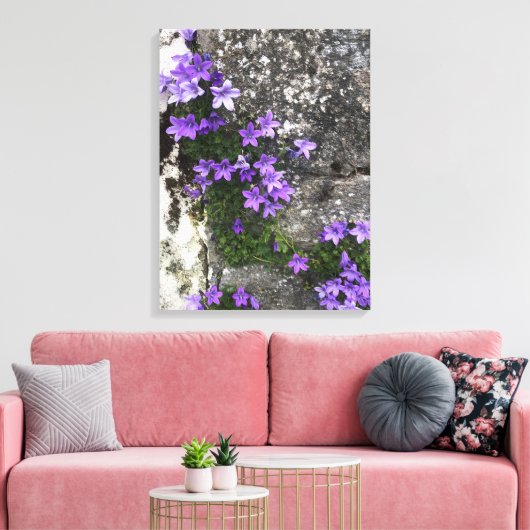 Campanula Flowers die op een muur groeien Canvas Afdruk (Insitu (Woonkamer))