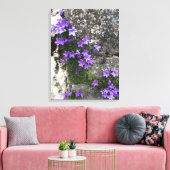 Campanula Flowers die op een muur groeien Canvas Afdruk (Insitu (Woonkamer))