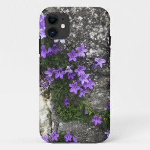Campanula Flowers die op een muur groeien Case-Mate iPhone Case