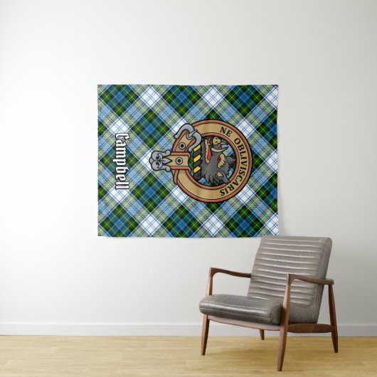 Campbell Crest over Jurk Tartan Wandkleed (In Situ (horizontaal))