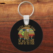 Camper Geschenk | Vintage Sloth Wandelteam Verjaar Sleutelhanger (Voorkant)