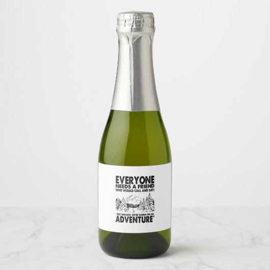 Camper Gift | Everyone Needs A Friend Birthday Sparkling Wijnetiket (Voorkant)