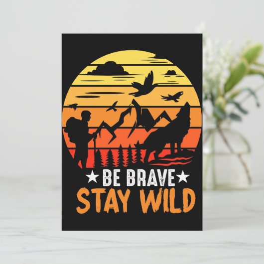 Camper Gift is moedig Verblijf Wild Save The Date (Staand voorkant)