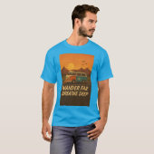 camper met zonsondergang en avontuurlijke quote t-shirt (Voorkant volledig)