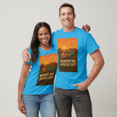 camper met zonsondergang en avontuurlijke quote t-shirt (Unisex)