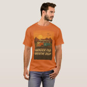  camper met zonsondergang en avontuurlijke quote t-shirt (Voorkant volledig)