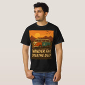  camper met zonsondergang en avontuurlijke quote t-shirt (Voorkant volledig)
