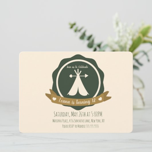 Camping Birthday Party Teepee Badge Kaart (Staand voorkant)