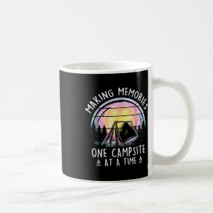 Camping die herinneringen maken tegelijkertijd één koffiemok