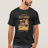 Camping en Keeshond Kinda Day Duitse Spitz Hond T-shirt (Voorkant)