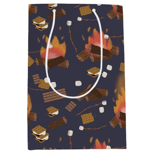 Camping Fire Outdoor Adventure & Marshmallows Medium Cadeauzakje (Voorkant)