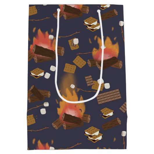 Camping Fire Outdoor Adventure & Marshmallows Medium Cadeauzakje (Achterkant)