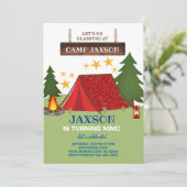 Camping glamping boy verjaardagsuitnodiging. kaart (Staand voorkant)
