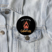 Camping - Het Leven Is Beter Bij Het Kampvuur Ronde Button 7,6 Cm (In situ)
