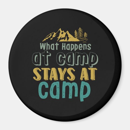  Camping Hiking Quote wat er bij Camp gebeurt Magneet (Voorkant)